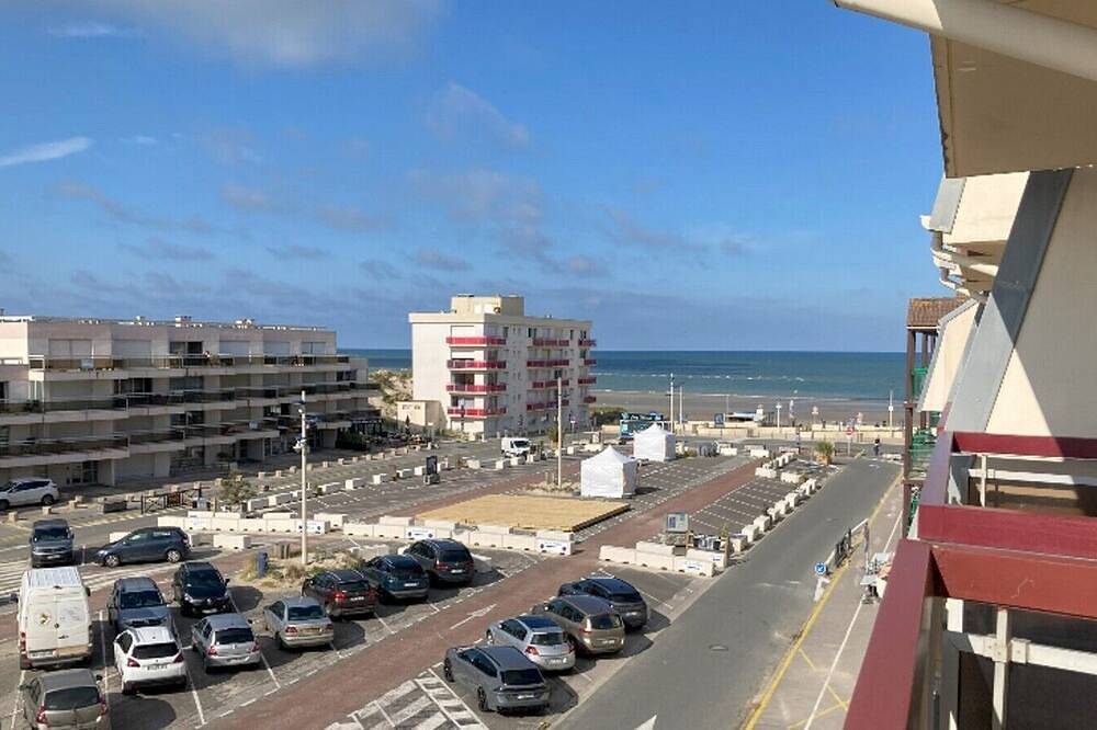 Entire apartment, Studio cabin, sleeps 4, on the Sainte Cécile esplanade in Sainte Cécile Plage, Camiers