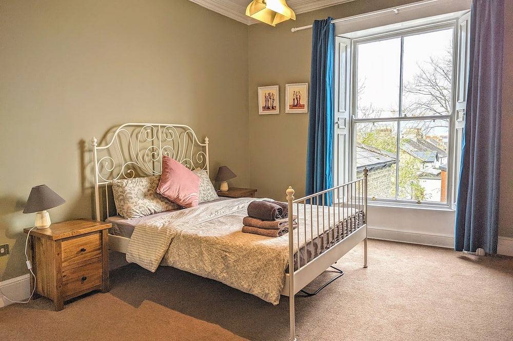 Spacious Georgian Period House in Rathgar, Dublin. 4 Bedroom, 3 Bath, Sleeps 9 in Rathgar, Dublin