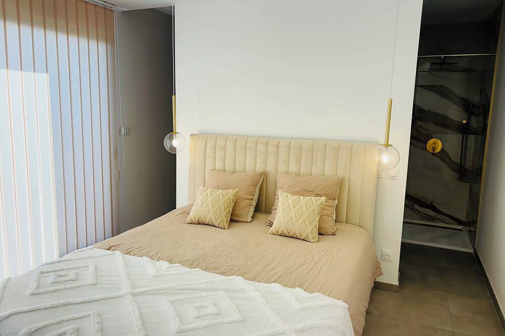 Modern villa with swimming pool and breathtaking views in Pennautier, Carcassonne region