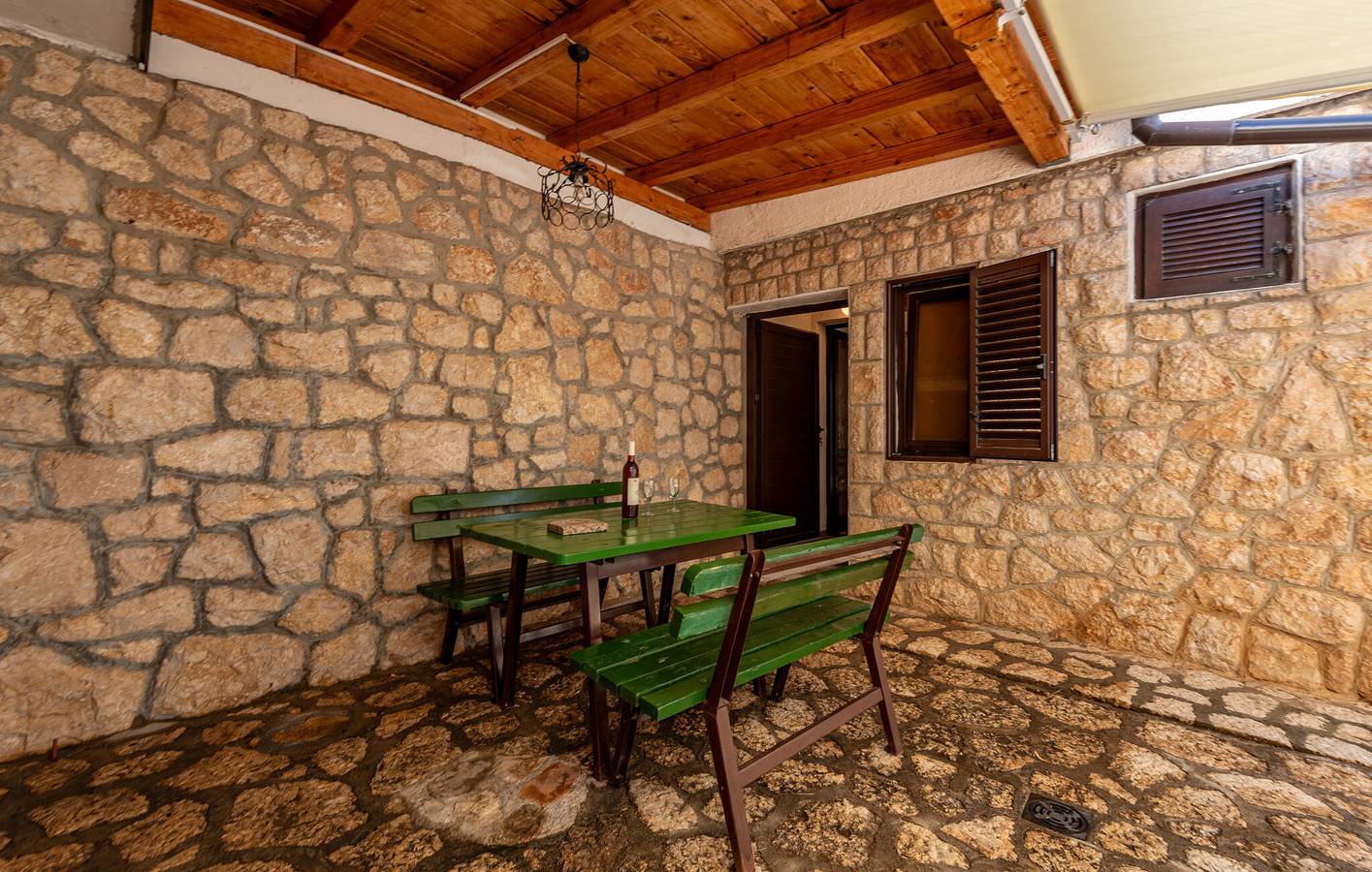 Ferienhaus für 4 Personen mit Terrasse in Karlobag, Naturpark Velebit