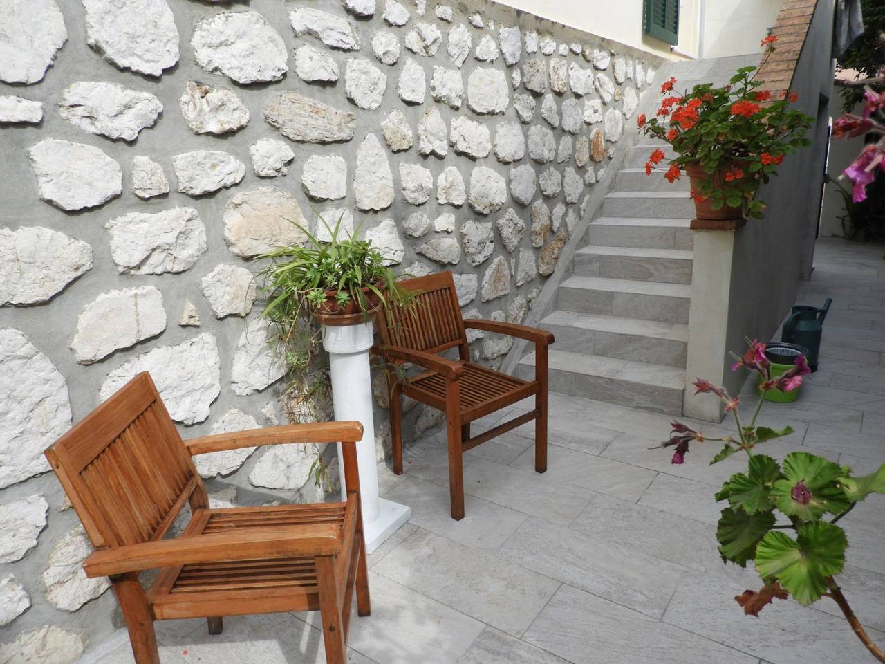 Appartement entier, Wohnung "Les roses" auf einem eingemauerten Grundstück in Saint-Laurent-du-Var, Côte méditerranéenne (France)