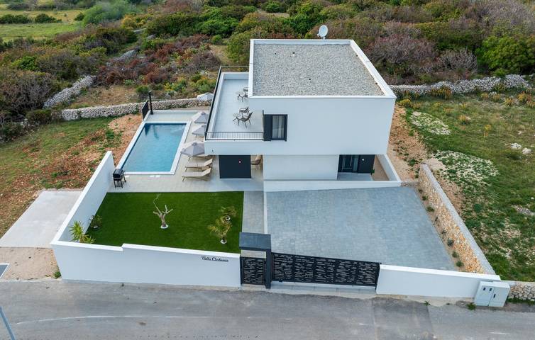Cozy 2-Bedroom Apartment with Pool, Wi-Fi, & 2km to Beach in Kolan, Kolan (Croatian Adriatic)