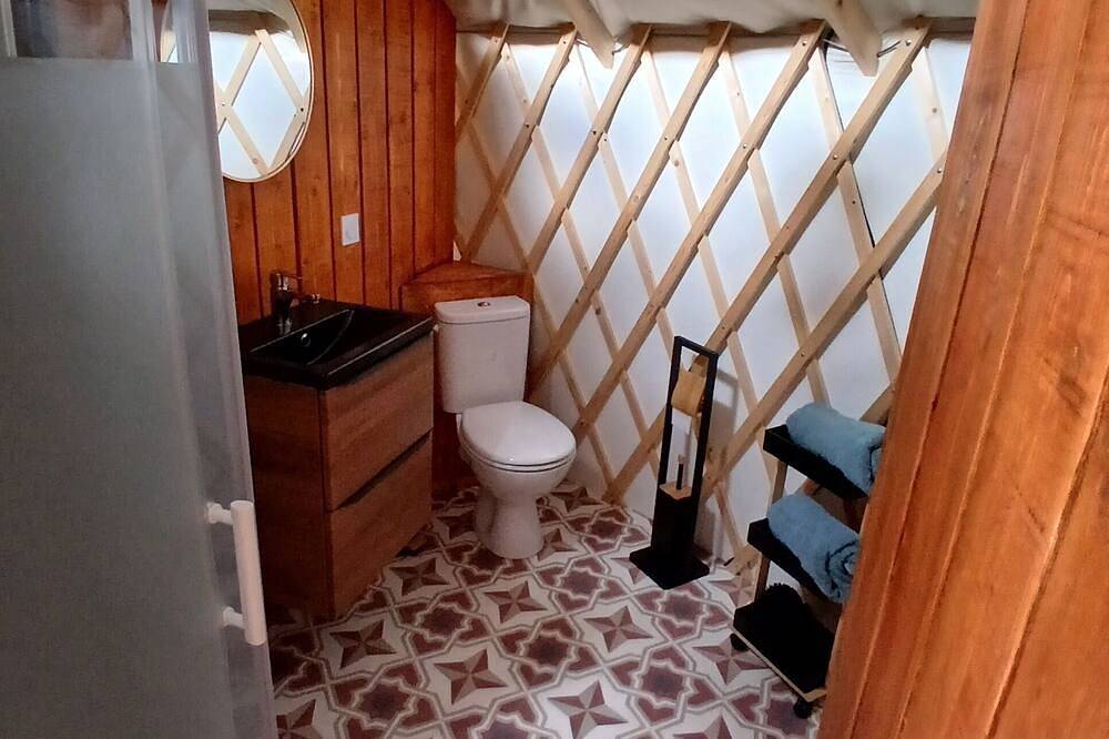 Yurt-Terracotta -Confortable-Baño privado con ducha-Sin vista in Clermont-Créans, Sarthe