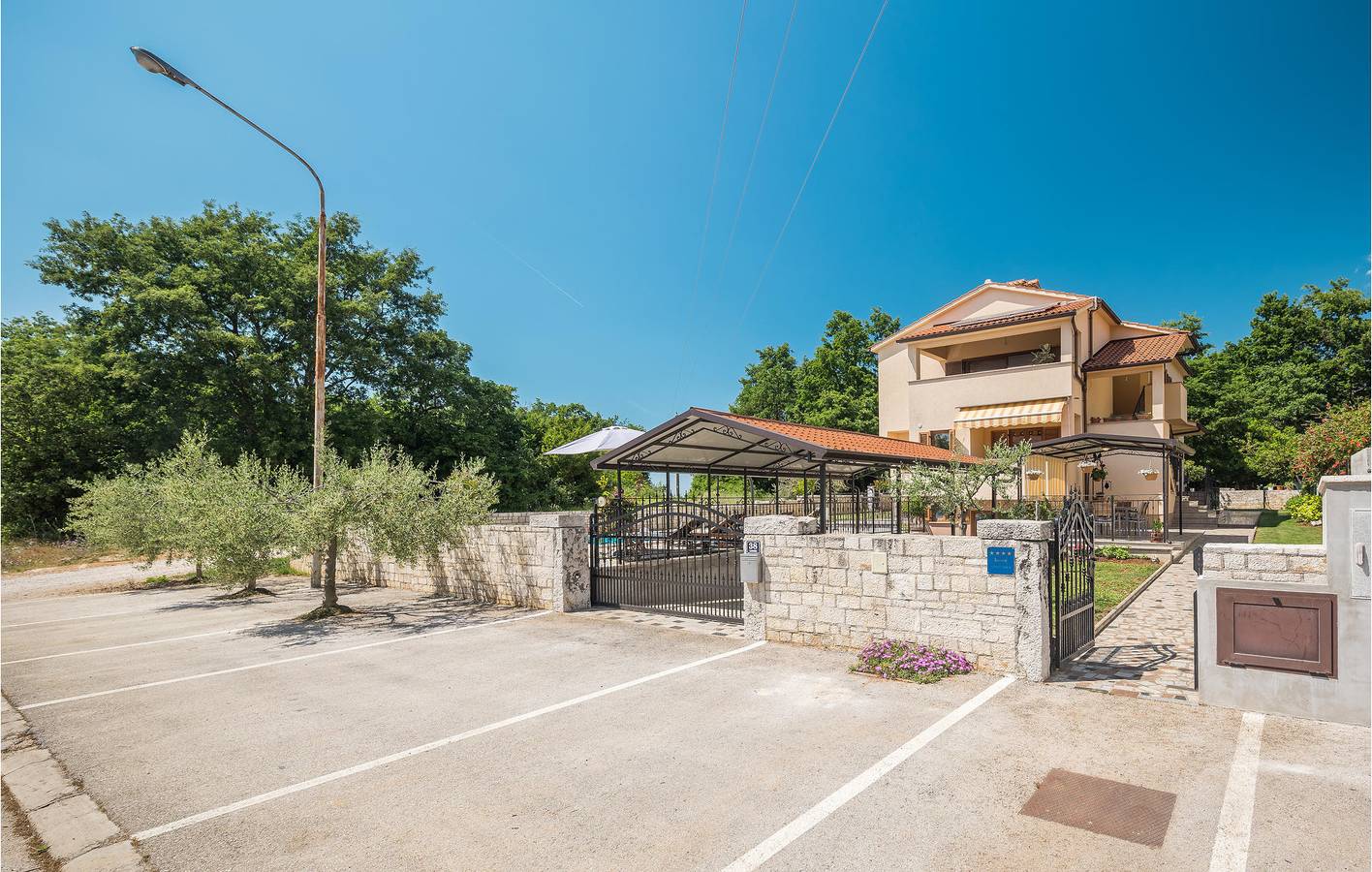 Ganze Ferienwohnung, Gemütliche 2-Zimmer-Wohnung mit Pool, Terrasse und WLAN in der Nähe des Stadtzentrums von Kadumi in Grad Poreč, Porec und Umgebung