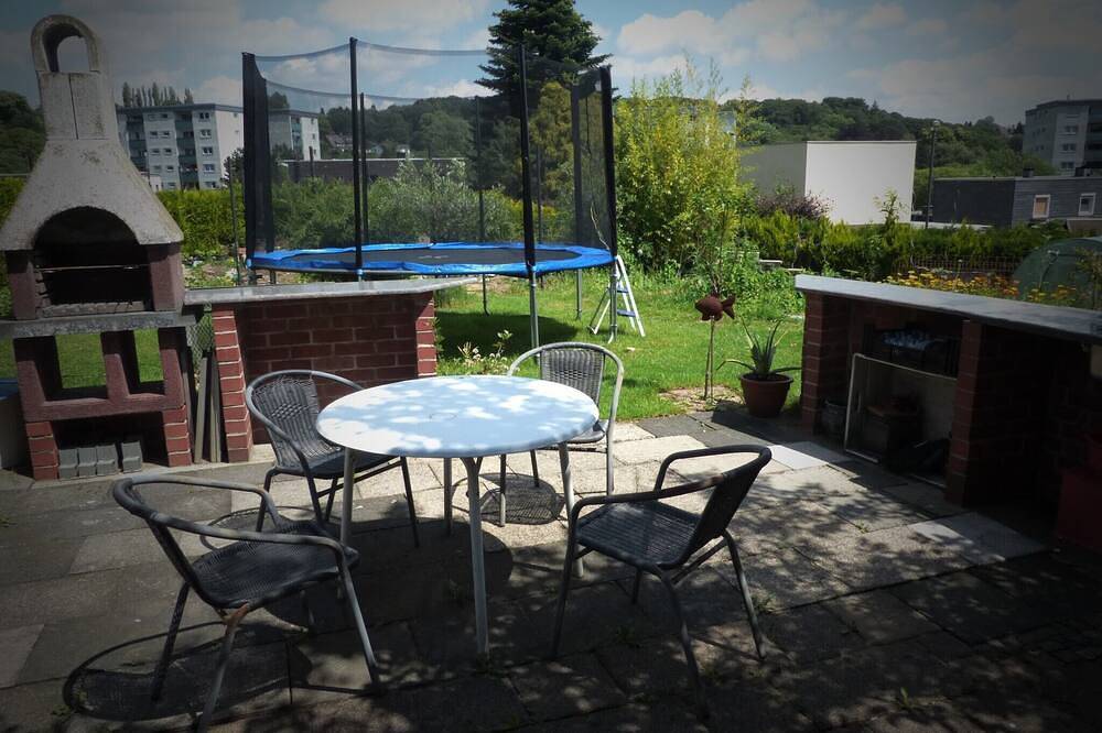 Entire apartment, Wuppertal Hideaway with Pool in Wuppertal, Bergisch region
