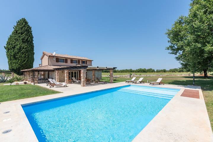 Ferienhaus für 8 Personen, mit Pool und Garten sowie Balkon - 1