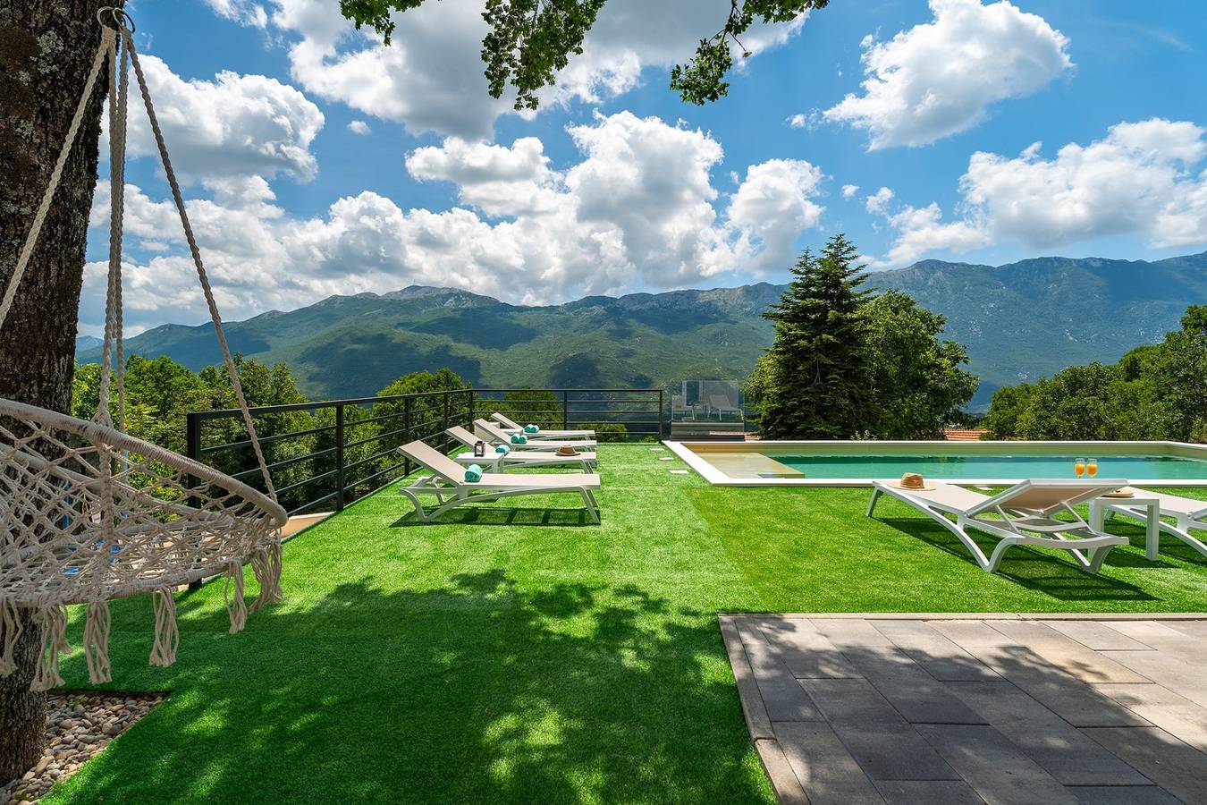 Villa Rose ist eine Villa mit 4 Schlafzimmern und beheiztem Pool, 12 km von Baška voda entfernt in Zagvozd, Makarska Riviera