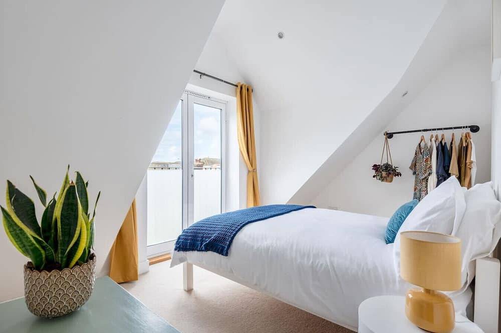 Entire apartment, `Bells Chapel` - Private Parking - Great location! in Falmouth (Cornwall), Cornwall