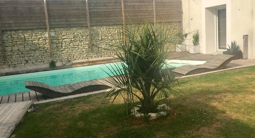Location de vacances pour 13 personnes, avec vue ainsi que piscine et jardin à Vérines