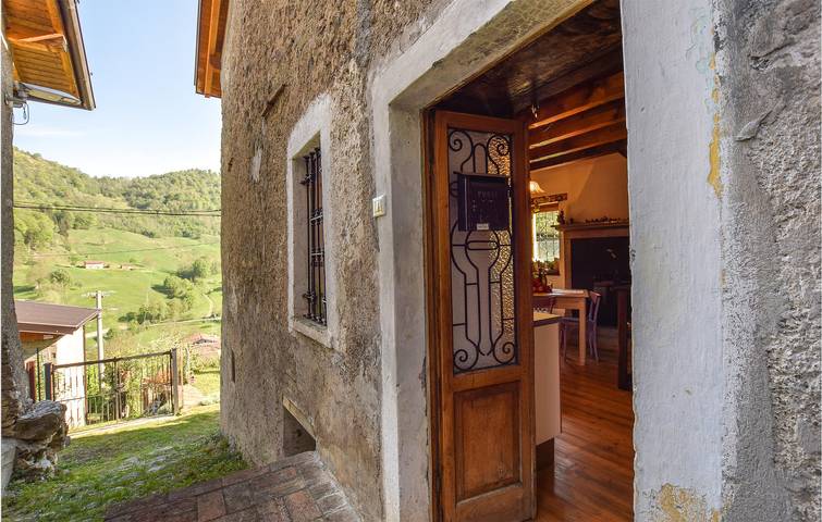 Ferienhaus für 9 Personen, mit Terrasse und Garten sowie Ausblick in Pezzoro