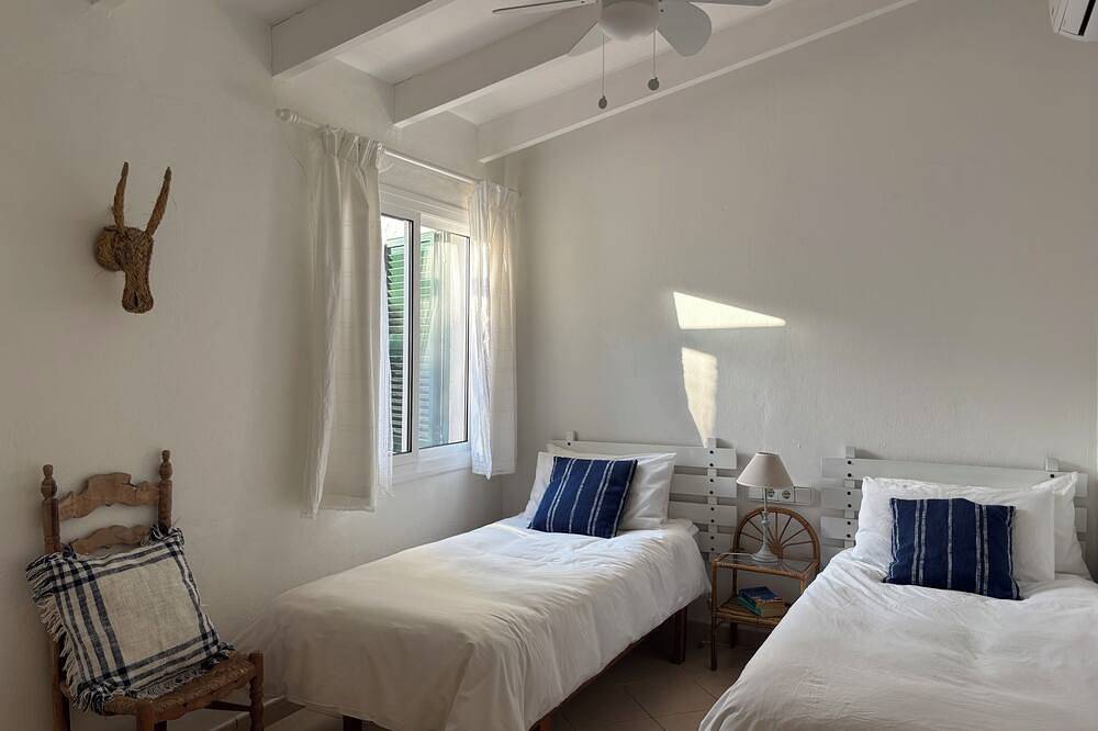 Villa Hibiscus - sea view, private pool, close to beach & restaurants, Ac & wifi in Binibeca, Sant Lluís