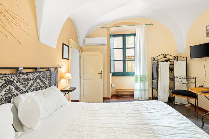 Romeo & Giulietta Rooms: double room on the second floor in the historic center of Bosa in Bosa, Planargia