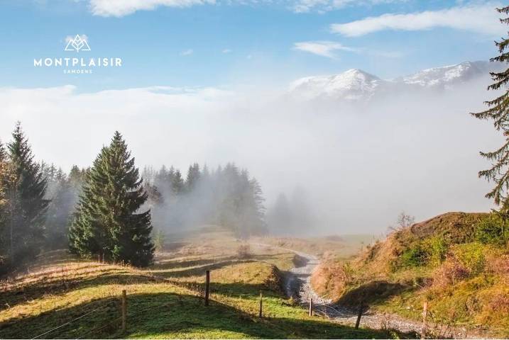 Chalet „Refuge De Quiétude À La Montagne“ mit Panoramablick auf die Almenlandschaft in Samoëns, Region Bonneville