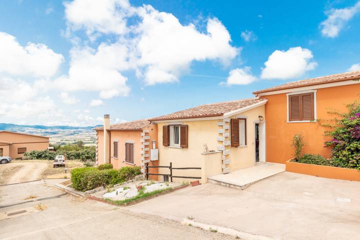 Villa Casa Angus con vista mare parziale, aria condizionata, giardino e terrazza in Muntiggioni, Badesi