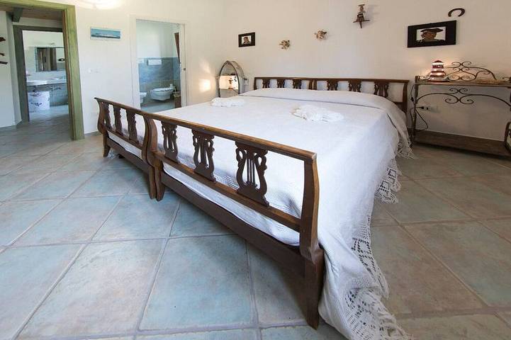 Villa Paradiso, in the beach by foot, big garden,  Wifi, all inclusive in Cala Liberotto, Orosei