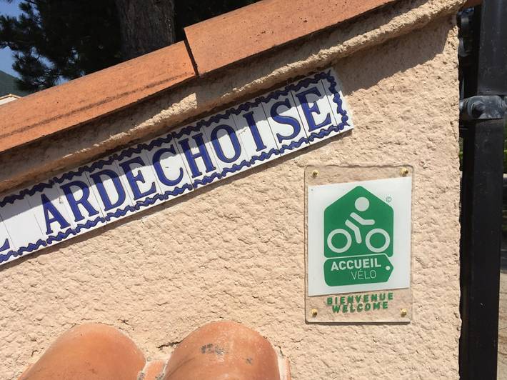 Location de vacances pour 9 personnes, avec terrasse ainsi que piscine et jardin en Ardèche - 3