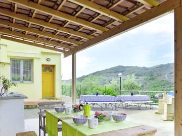 Ferienwohnung für 6 Personen, mit Ausblick und Terrasse sowie Garten in Prelà