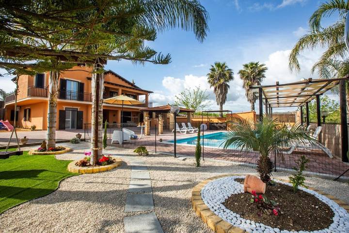 Ferienhaus für 14 Personen, mit Garten und Pool sowie Ausblick und Kinderpool, kinderfreundlich in Favara
