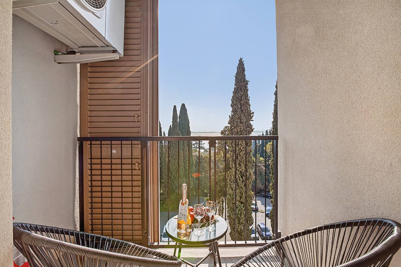 Ganze Wohnung, Luxury Apt 402 with Pool & Lake View in Gardone Riviera, Gardasee-Berge