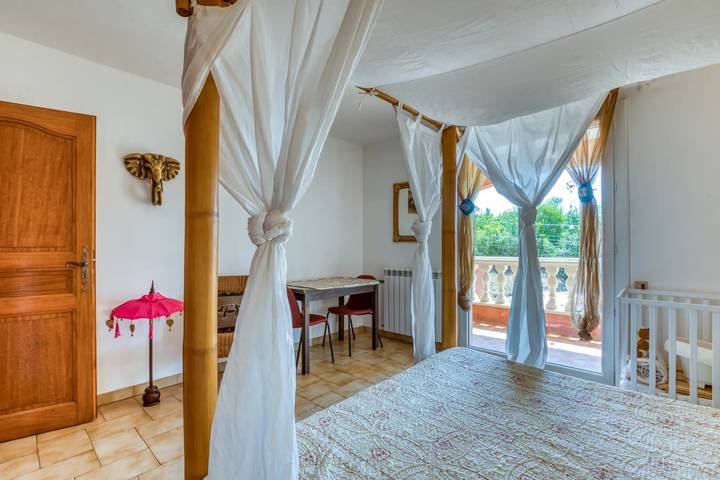 Zimmer 'Chambre 1' mit gemeinsamer Terrasse, Garten und WLAN in Sallèles du Bosc, Le Bosc