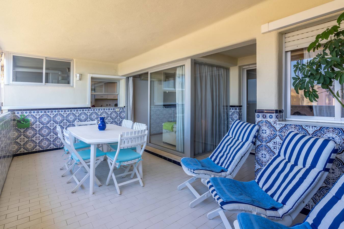 Entire apartment, Apartment with Shared Pool, with Sea View, Wi-Fi and Air Conditioning in Marbella Centre, Marbella