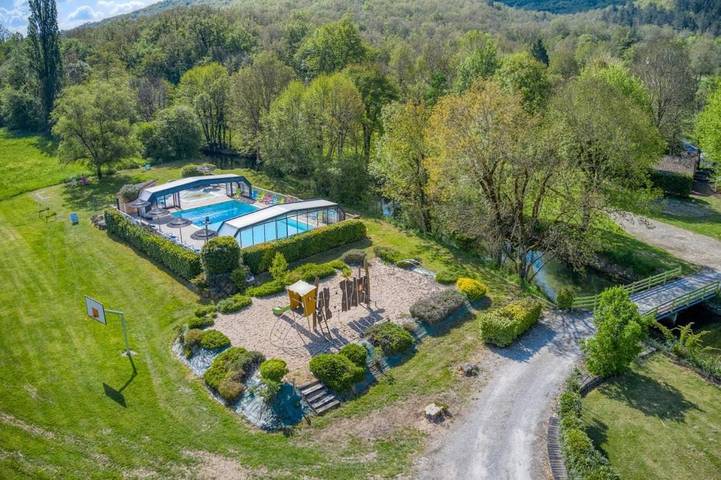 Location de vacances pour 6 personnes, avec vue ainsi que piscine et jardin à Saint-Martial-de-Nabirat