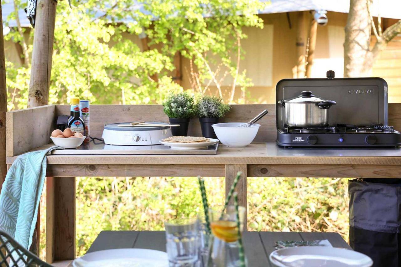 Glamping Safarilodge 'Grutte Fiif' met airco, extra keuken op veranda en privé achtertuin in Nationaal Park De Alde Feanen