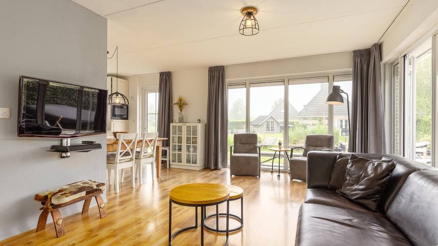 Bungalow für 4 Personen, mit Terrasse und Balkon/Terrasse in Friesland - 2