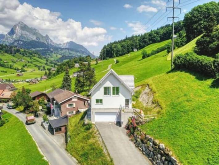 Casa rural con piscina para 8 personas, con sauna y jacuzzi además de piscina y jardín en Suiza