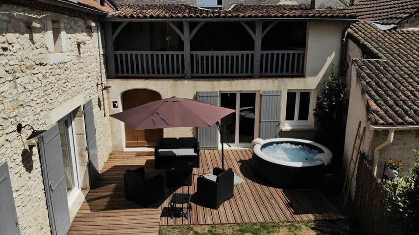 Maison de vacances pour 8 personnes, avec Balcon et Jacuzzi ainsi que Terrasse et Jardin à Thenon