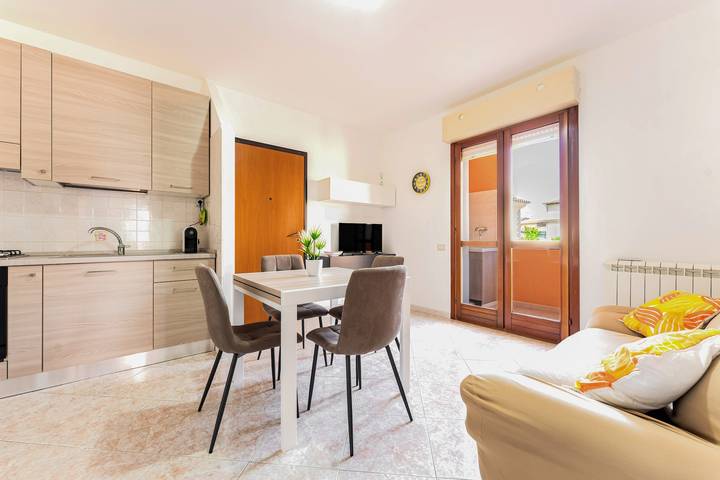 Entire apartment, Apartment 'Colombo Rooms' with Balcony and Air Conditioning in Sestu, Campidano