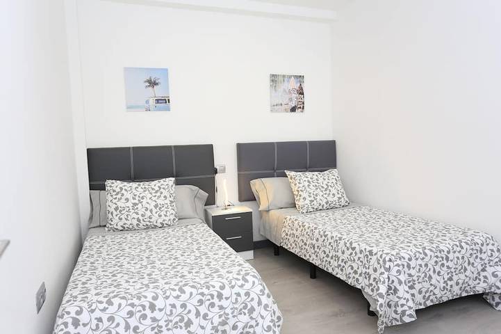 Casa individual, con 3 habitaciones ,3 baños,  salón comedor, cocina, jardín in La Orotava, Tenerife Norte