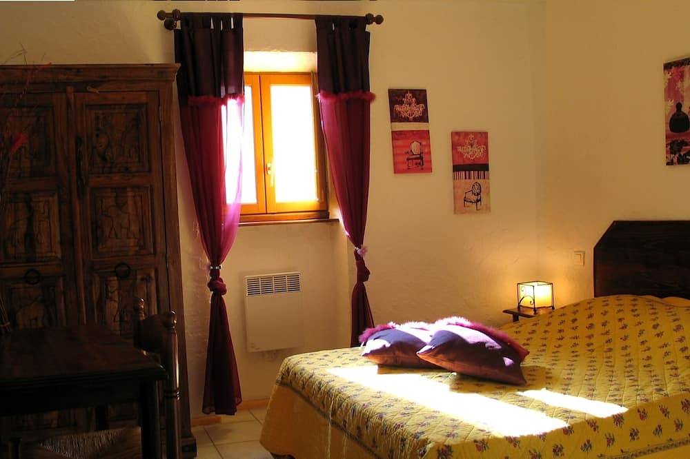 Appartement entier, Bastide de la Peyrolière, Gite 2 pièces in Apt, Parc naturel régional du Luberon