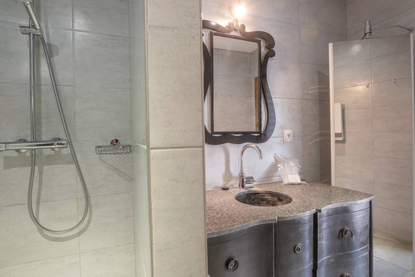 Habitación 'La Peireta-Romantique' con piscina compartida, Wi-Fi y aire acondicionado in Saint-Alban-Auriolles, Ardèche