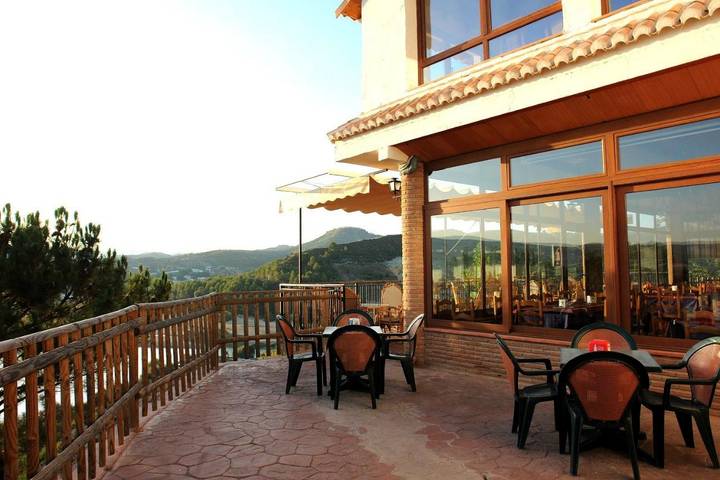 Chalet para 9 personas, con piscina además de jardín y vistas al lago en Alhama - 4