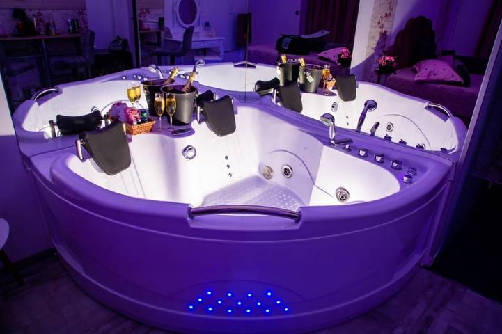 Gîte pour 2 personnes, avec jacuzzi dans Câmpina
