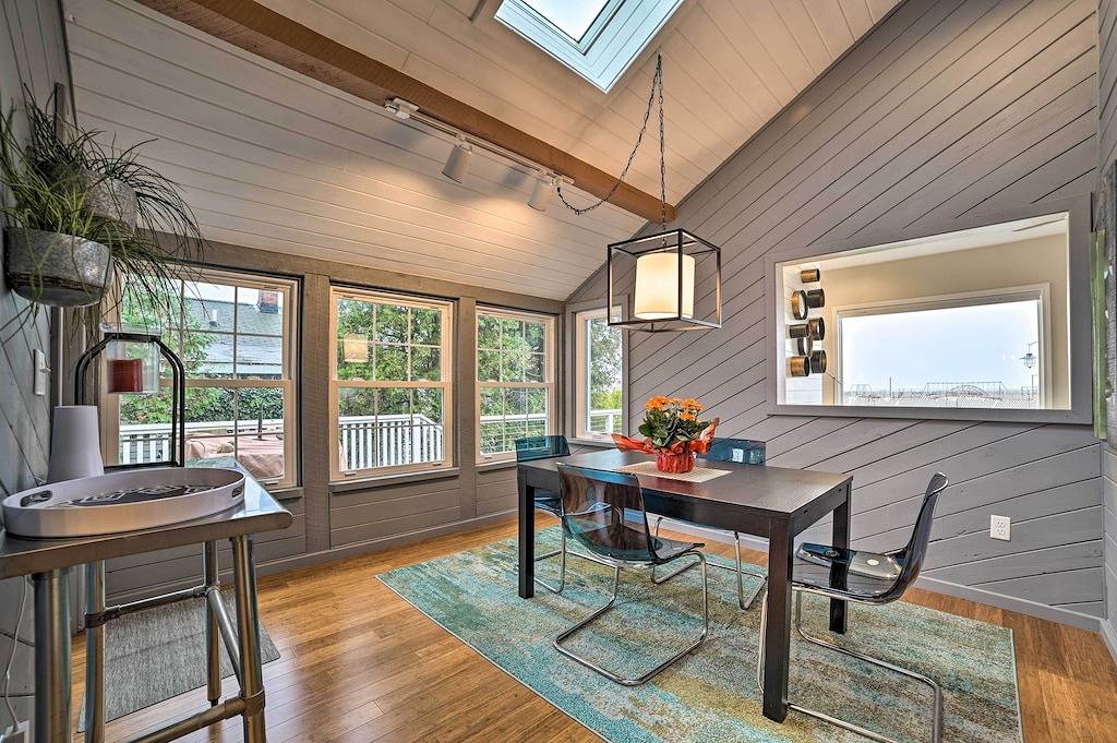 Chic Manistee Cottage: Steps to Lake Michigan! in Manistee, Manistee County