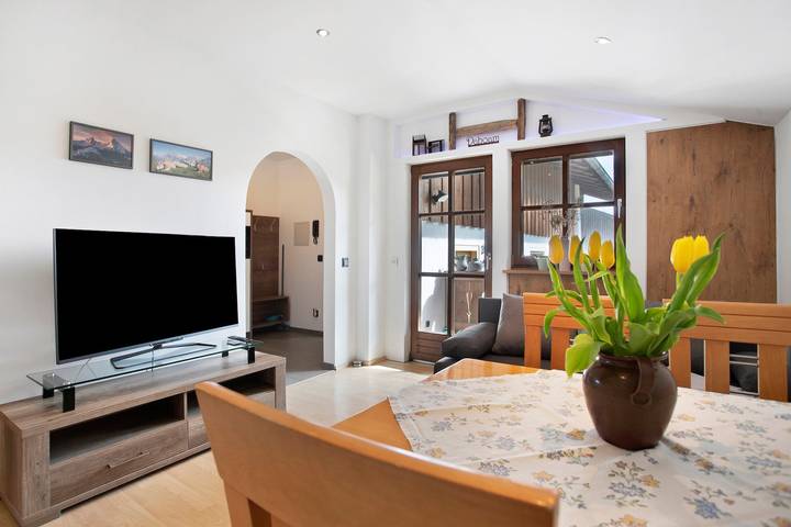 Ganzes Studio, Einzimmerapartment 'Lackner' mit Bergblick, Balkon und Wlan in Teisendorf, Bayerische Alpen