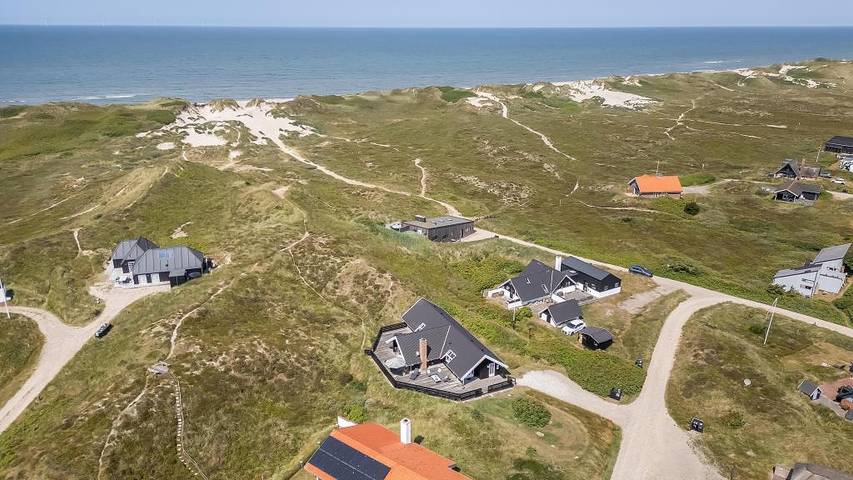Wunderschönes Ferienhaus in der äußersten Dünenreihe mit Außen-Whirlpool in Søndervig, Holmsland Klit