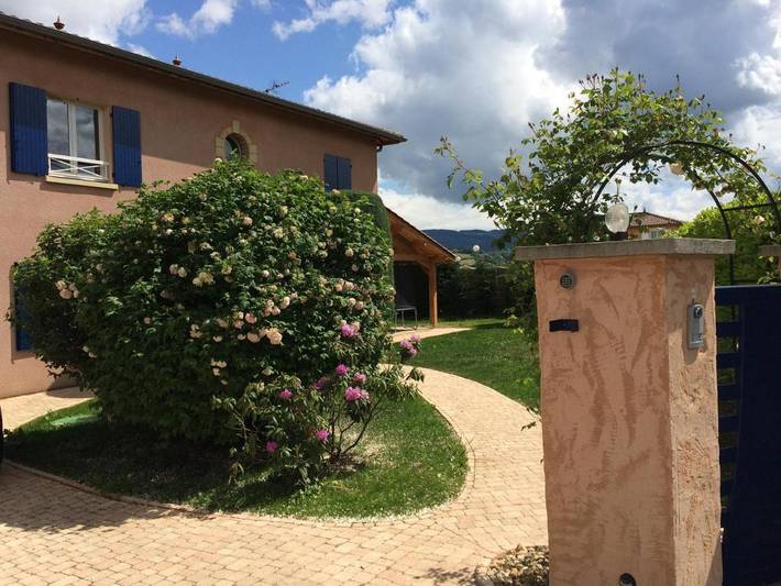 Location de vacances pour 8 personnes, avec vue ainsi que piscine et terrasse à Sain-Bel - 4