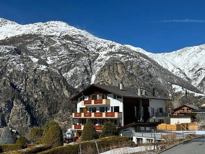 Ferienwohnung für 6 Personen, mit Balkon und Terrasse sowie Garten und Kinderpool in St. Niklaus