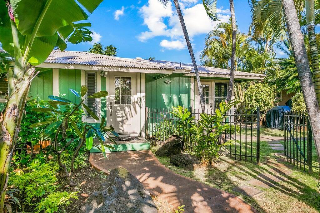 Koolkondo Beach Bungalow with Pool by the beach in Poipu, Koloa