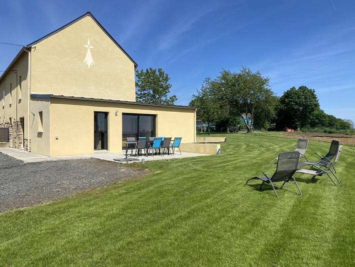 Gîte pour 8 personnes, avec Jacuzzi et Terrasse ainsi que Jardin et Vue à Iffendic