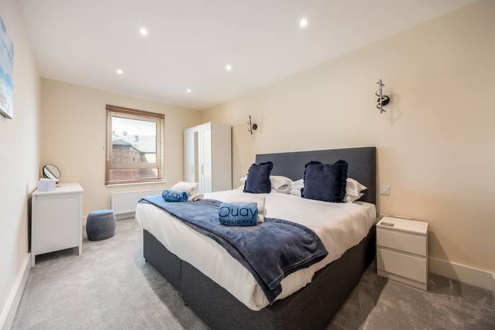 Entire apartment, Quay Retreat - Spacious Apartment with On-site Parking in Poole, Poole Harbour