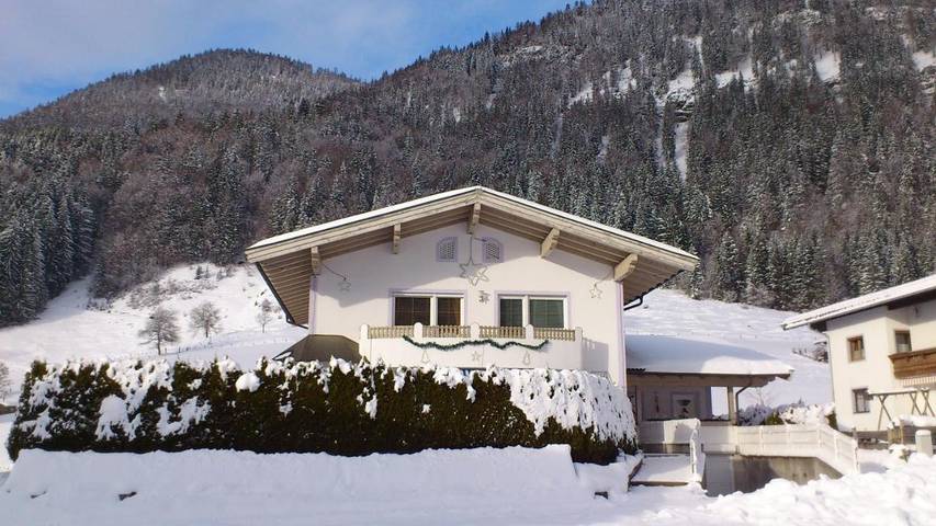 Ferienwohnung für 6 Personen, mit Balkon und Terrasse sowie Garten und Pool