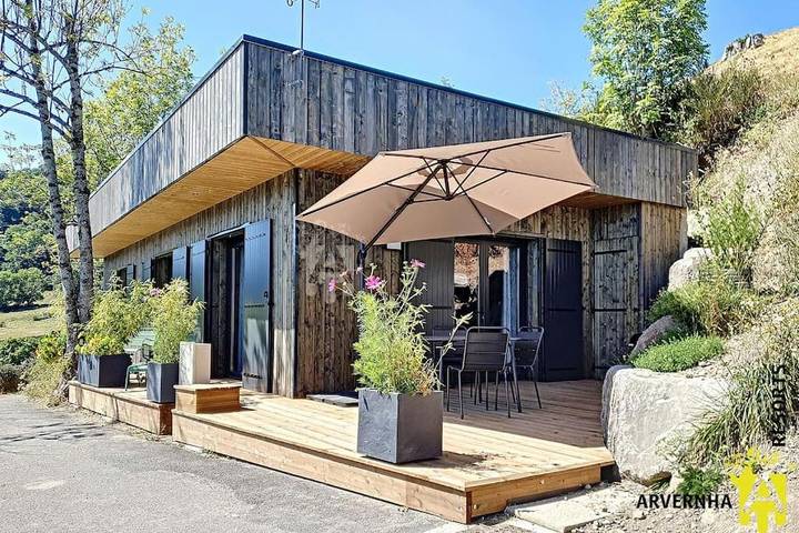 Chalet pour 4 personnes, avec Terrasse ainsi que Vue et Vue sur le lac à Chambon-sur-Lac