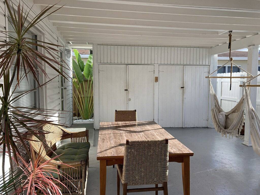 Great Location! 1 Bed 1 Bath Valencia Cottage Sleeps up to 4 in Fort Lauderdale, Broward County