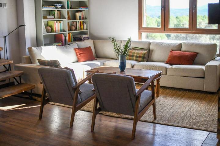 Casa rural para 8 personas, con piscina y jardín además de balcón y vistas en Casavieja