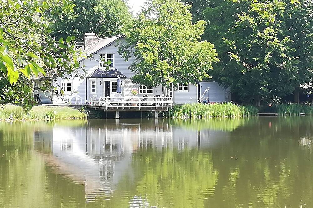 La Maison Du Lac Charming cottage in front of a big private lake in Cul-des-Sarts, Couvin