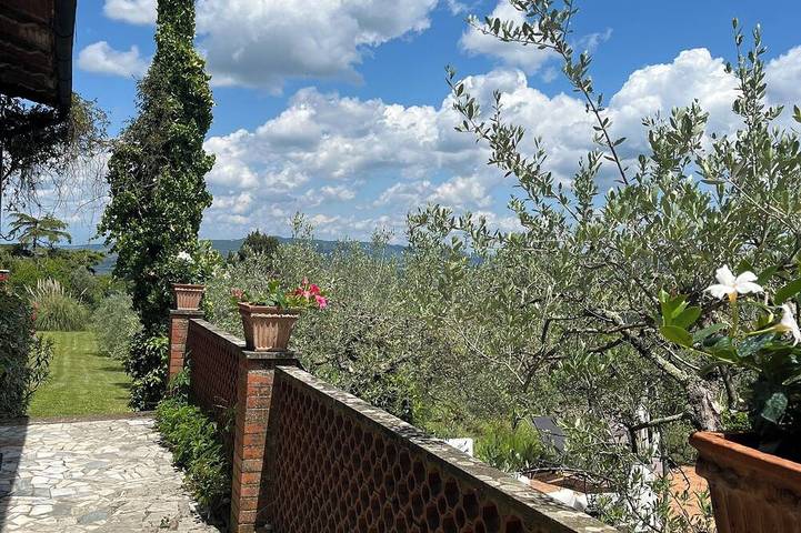 Casa isolata con piscina privata. Bellissimi giardini. Viste mozzafiato in Volterra, Pisa e dintorni